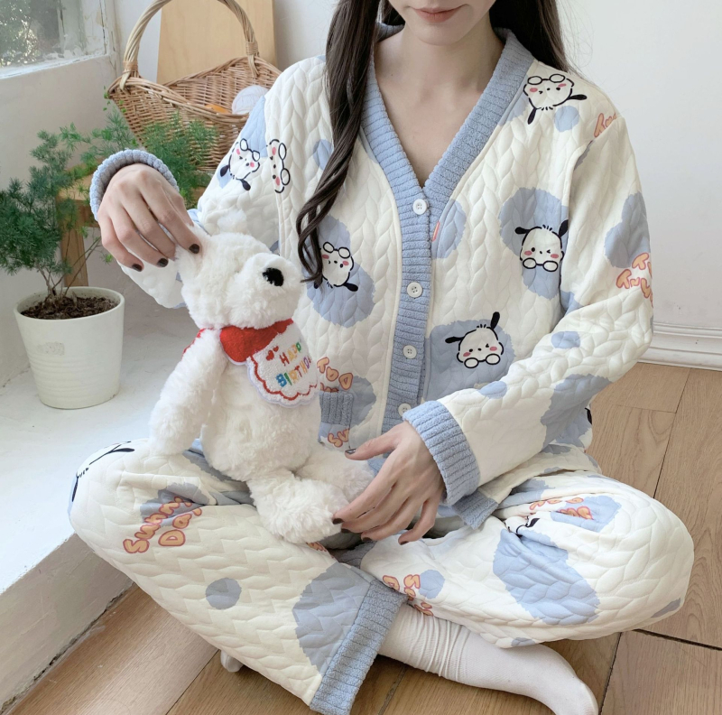 Szoptató anyáknak tervezett posztpartum pizsama kardigán stílusban, poliészter 90–95%, vastagság 251–300 g/m2, hosszú ujjú felső és nadrág, téli viselet