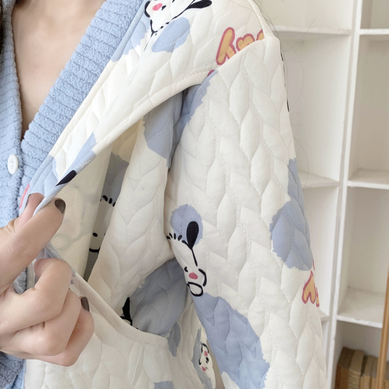 Szoptató anyáknak tervezett posztpartum pizsama kardigán stílusban, poliészter 90–95%, vastagság 251–300 g/m2, hosszú ujjú felső és nadrág, téli viselet