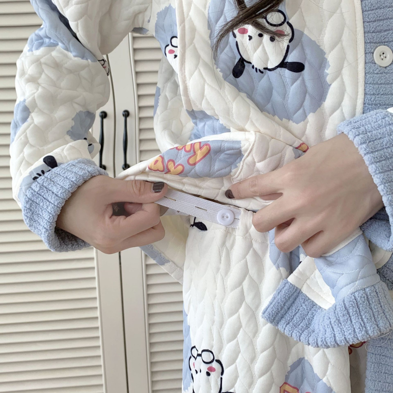 Szoptató anyáknak tervezett posztpartum pizsama kardigán stílusban, poliészter 90–95%, vastagság 251–300 g/m2, hosszú ujjú felső és nadrág, téli viselet