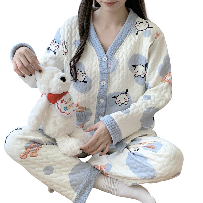 Szoptató anyáknak tervezett posztpartum pizsama kardigán stílusban, poliészter 90–95%, vastagság 251–300 g/m2, hosszú ujjú felső és nadrág, téli viselet