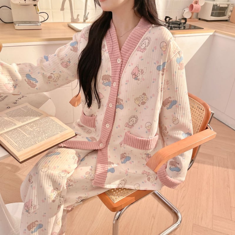 Szoptató anyáknak tervezett posztpartum pizsama kardigán stílusban, poliészter 90–95%, vastagság 251–300 g/m2, hosszú ujjú felső és nadrág, téli viselet