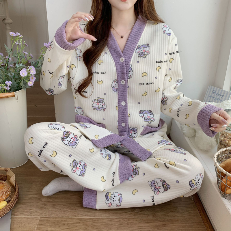 Szoptató anyáknak tervezett posztpartum pizsama kardigán stílusban, poliészter 90–95%, vastagság 251–300 g/m2, hosszú ujjú felső és nadrág, téli viselet