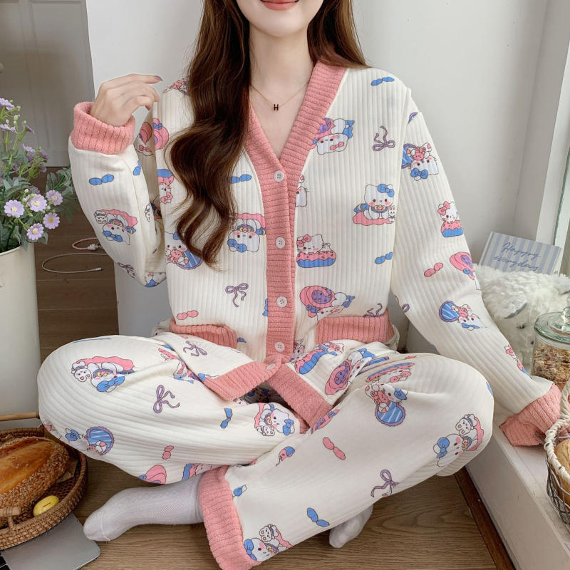 Szoptató anyáknak tervezett posztpartum pizsama kardigán stílusban, poliészter 90–95%, vastagság 251–300 g/m2, hosszú ujjú felső és nadrág, téli viselet