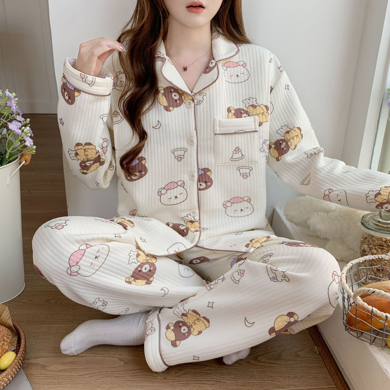 Szoptató anyáknak tervezett posztpartum pizsama kardigán stílusban, poliészter 90–95%, vastagság 251–300 g/m2, hosszú ujjú felső és nadrág, téli viselet