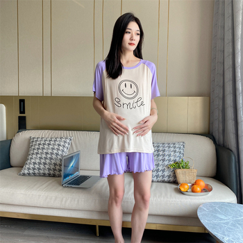 Modal szoptatós hálóruha szett – két darabos (felső és rövidnadrág), szöveges minta, 3/4-es ujjú, szoptatási nyílás, modal 90–95%, spandex <30%