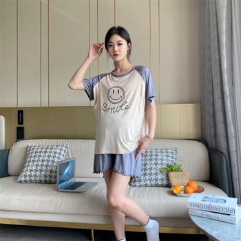 Modal szoptatós hálóruha szett – két darabos (felső és rövidnadrág), szöveges minta, 3/4-es ujjú, szoptatási nyílás, modal 90–95%, spandex <30%