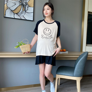 Modal szoptatós hálóruha szett – két darabos (felső és rövidnadrág), szöveges minta, 3/4-es ujjú, szoptatási nyílás, modal 90–95%, spandex <30%