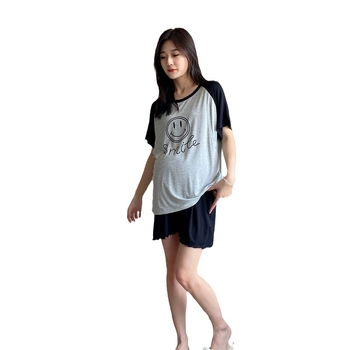 Modal szoptatós hálóruha szett – két darabos (felső és rövidnadrág), szöveges minta, 3/4-es ujjú, szoptatási nyílás, modal 90–95%, spandex <30%