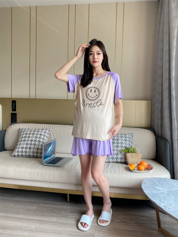 Modal szoptatós hálóruha szett – két darabos (felső és rövidnadrág), szöveges minta, 3/4-es ujjú, szoptatási nyílás, modal 90–95%, spandex <30%