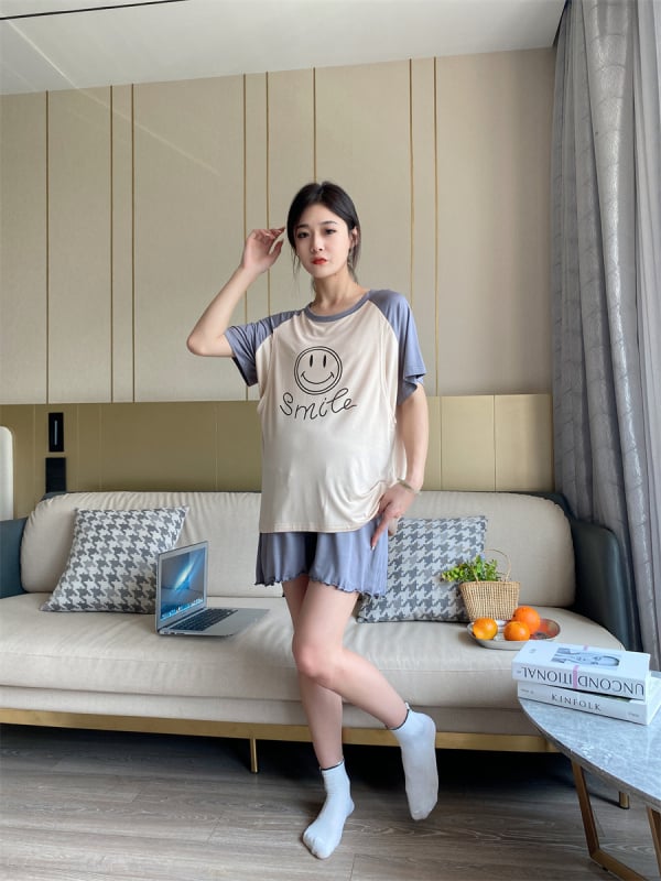 Modal szoptatós hálóruha szett – két darabos (felső és rövidnadrág), szöveges minta, 3/4-es ujjú, szoptatási nyílás, modal 90–95%, spandex <30%