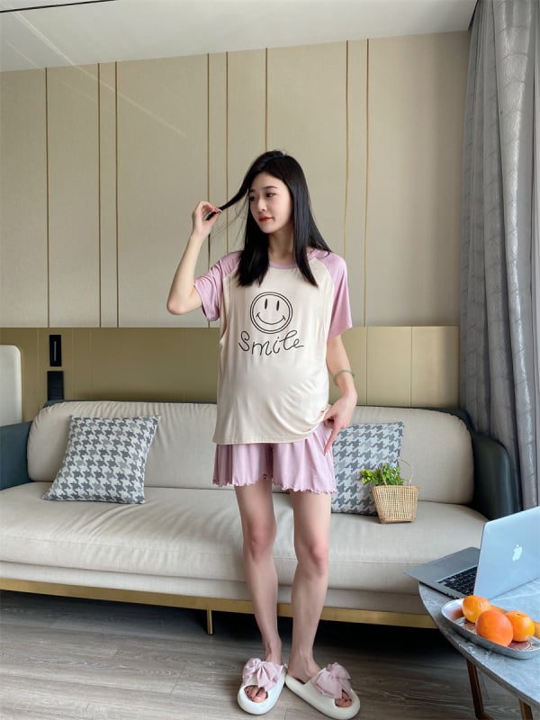 Modal szoptatós hálóruha szett – két darabos (felső és rövidnadrág), szöveges minta, 3/4-es ujjú, szoptatási nyílás, modal 90–95%, spandex <30%