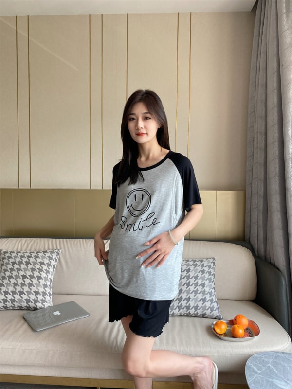 Modal szoptatós hálóruha szett – két darabos (felső és rövidnadrág), szöveges minta, 3/4-es ujjú, szoptatási nyílás, modal 90–95%, spandex <30%