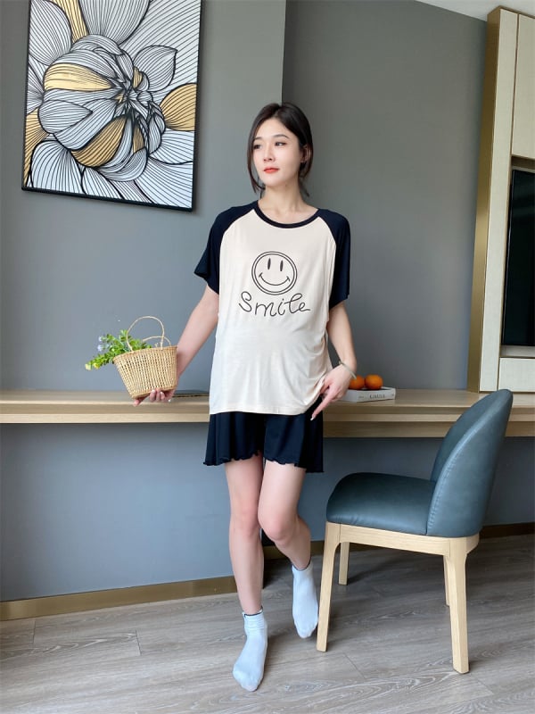 Modal szoptatós hálóruha szett – két darabos (felső és rövidnadrág), szöveges minta, 3/4-es ujjú, szoptatási nyílás, modal 90–95%, spandex <30%