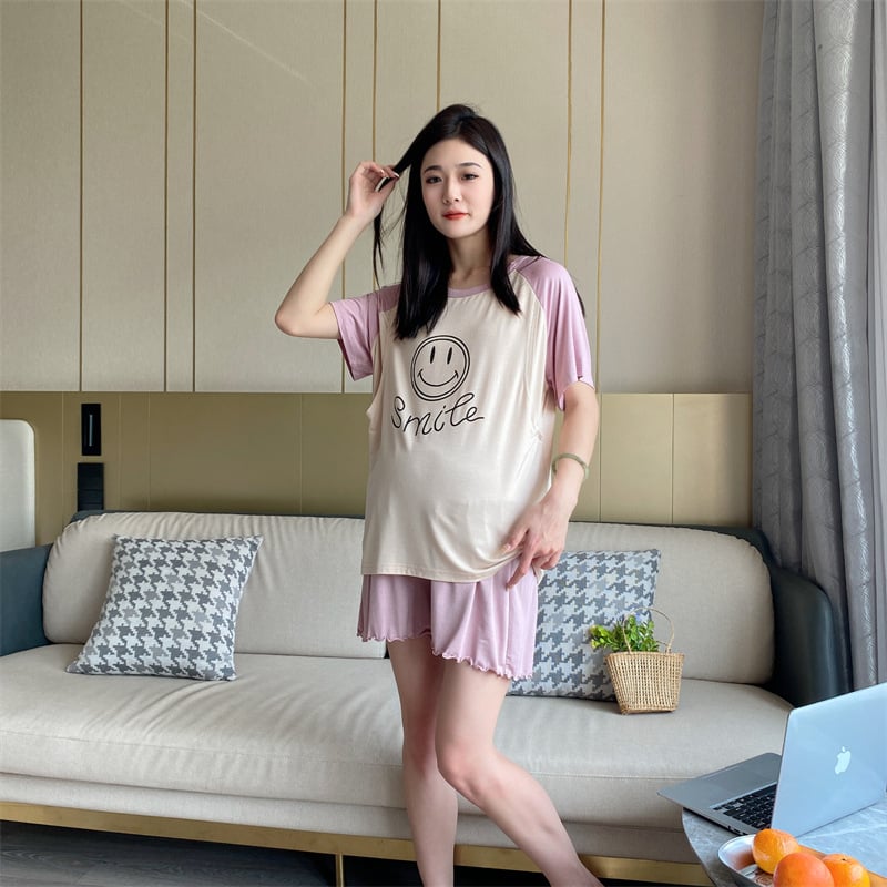 Modal szoptatós hálóruha szett – két darabos (felső és rövidnadrág), szöveges minta, 3/4-es ujjú, szoptatási nyílás, modal 90–95%, spandex <30%