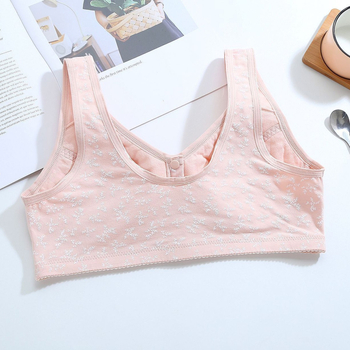 Grudnjak od pamuka s punim košaricama, prednje kopčanje, tanke oblikovane košarice, čvrsti dvostruki kaiševi, prozračan materijal (90–95% pamuk)