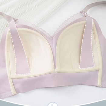 Bezšuvju krūts krūšturis ar plāniem kausiem, priekšējā aizdare, fiksētas siksnas, mežģīne, aizmugurējā trīs rindu aizdares