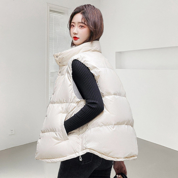 Sieviešu pūkve vestes ar stāvošu apkakli un paslēgtu pogu uzliku, bieza poliesterā audums, 81–85% balta pīļu pūka