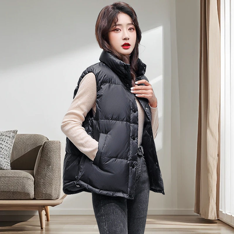 Sieviešu pūkve vestes ar stāvošu apkakli un paslēgtu pogu uzliku, bieza poliesterā audums, 81–85% balta pīļu pūka