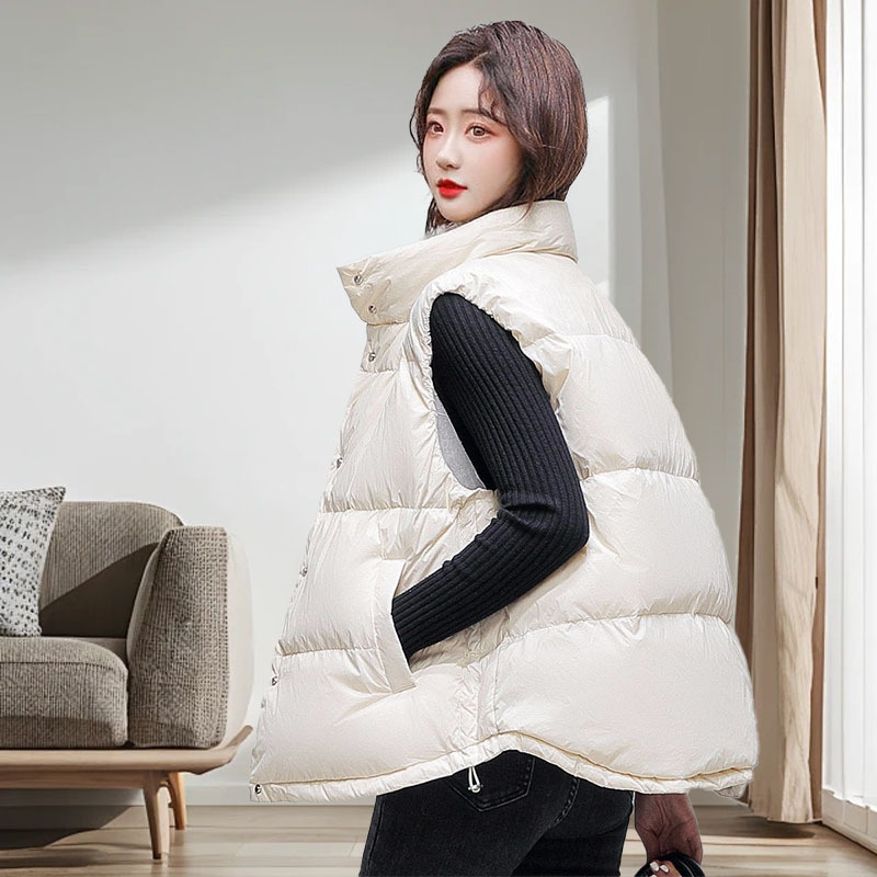 Sieviešu pūkve vestes ar stāvošu apkakli un paslēgtu pogu uzliku, bieza poliesterā audums, 81–85% balta pīļu pūka