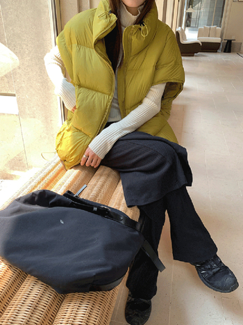 Sieviešu pūka veste ar stāvošu apkakli un rāvējslēdzēju, pūka saturs 86–90%, pildījums: baltais pīļu pūks, galvenais audums: poliesters, brīvs piegriezums, vidēja garuma, ziema 2025