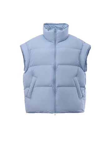 Sieviešu pūka veste ar stāvošu apkakli un rāvējslēdzēju, pūka saturs 86–90%, pildījums: baltais pīļu pūks, galvenais audums: poliesters, brīvs piegriezums, vidēja garuma, ziema 2025