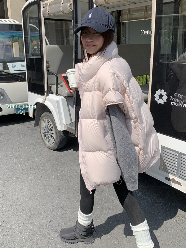 Sieviešu pūka veste ar stāvošu apkakli un rāvējslēdzēju, pūka saturs 86–90%, pildījums: baltais pīļu pūks, galvenais audums: poliesters, brīvs piegriezums, vidēja garuma, ziema 2025