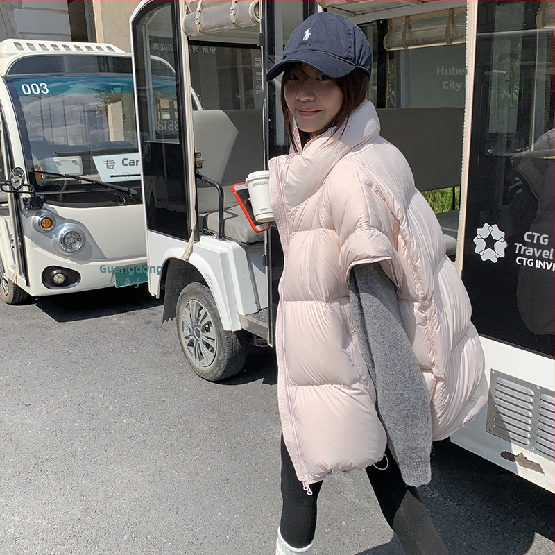 Sieviešu pūka veste ar stāvošu apkakli un rāvējslēdzēju, pūka saturs 86–90%, pildījums: baltais pīļu pūks, galvenais audums: poliesters, brīvs piegriezums, vidēja garuma, ziema 2025