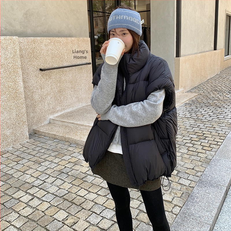 Sieviešu pūka veste ar stāvošu apkakli un rāvējslēdzēju, pūka saturs 86–90%, pildījums: baltais pīļu pūks, galvenais audums: poliesters, brīvs piegriezums, vidēja garuma, ziema 2025