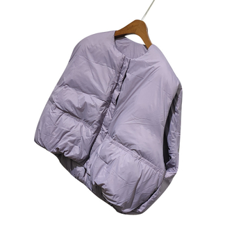 Sieviešu īsa dūnu veste ar neilona ārējo materiālu, balto pīļu dūnu pildījums, 50% dūnu, rāvējslēdzējs, apaļš kakls