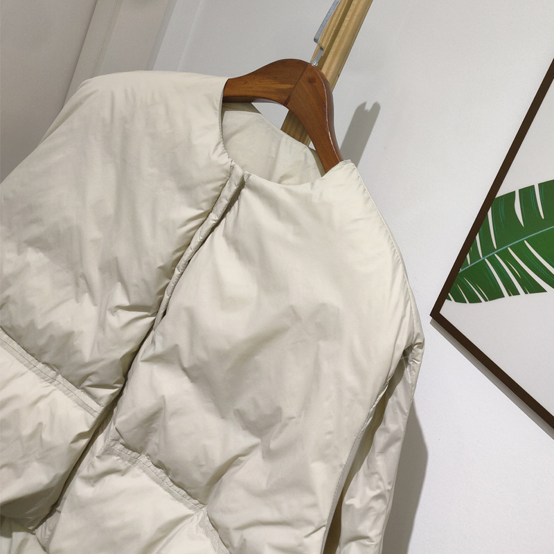 Sieviešu īsa dūnu veste ar neilona ārējo materiālu, balto pīļu dūnu pildījums, 50% dūnu, rāvējslēdzējs, apaļš kakls