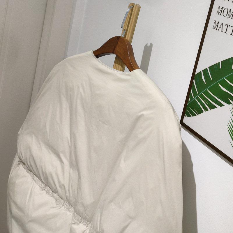 Sieviešu īsa dūnu veste ar neilona ārējo materiālu, balto pīļu dūnu pildījums, 50% dūnu, rāvējslēdzējs, apaļš kakls