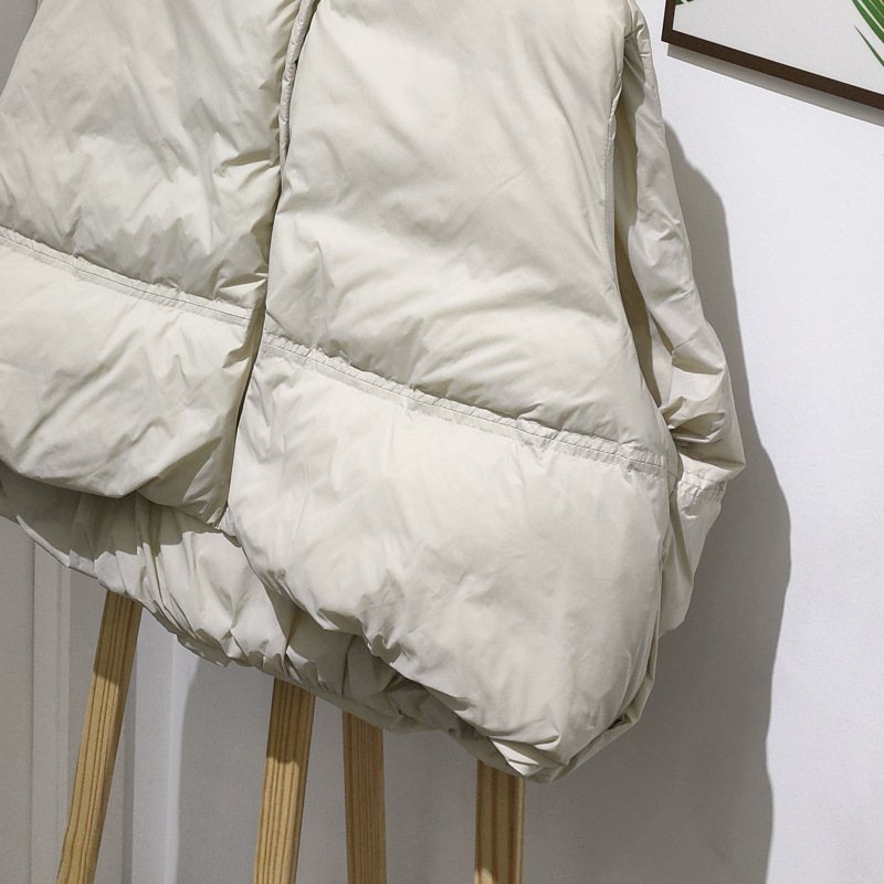 Sieviešu īsa dūnu veste ar neilona ārējo materiālu, balto pīļu dūnu pildījums, 50% dūnu, rāvējslēdzējs, apaļš kakls