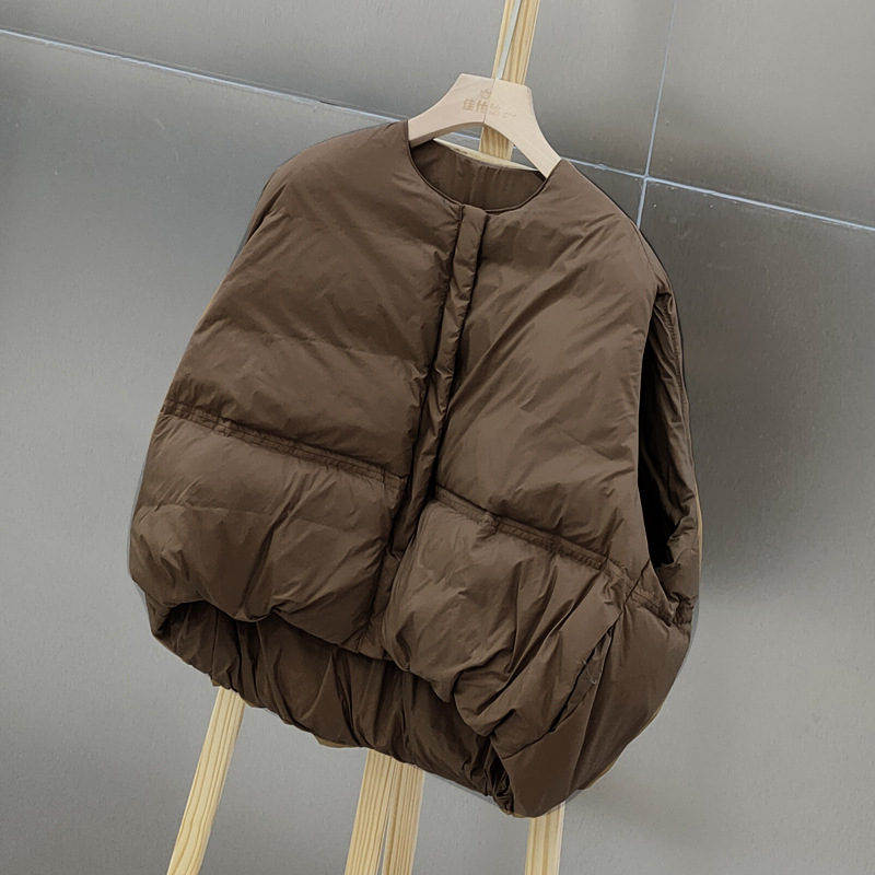 Sieviešu īsa dūnu veste ar neilona ārējo materiālu, balto pīļu dūnu pildījums, 50% dūnu, rāvējslēdzējs, apaļš kakls