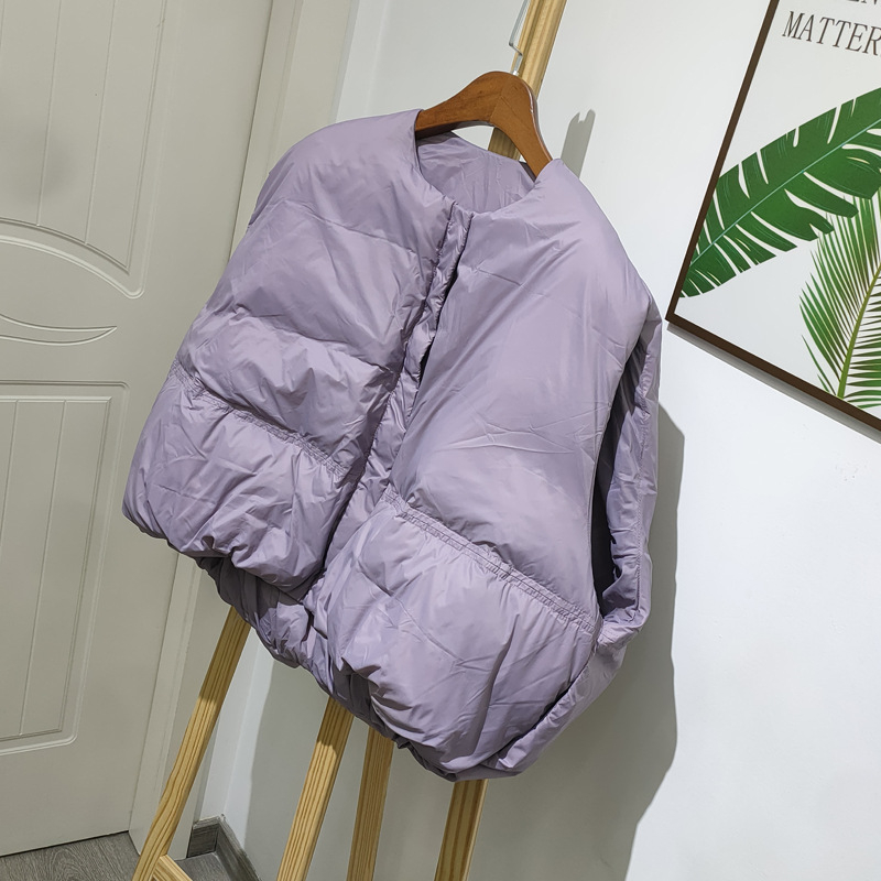 Sieviešu īsa dūnu veste ar neilona ārējo materiālu, balto pīļu dūnu pildījums, 50% dūnu, rāvējslēdzējs, apaļš kakls