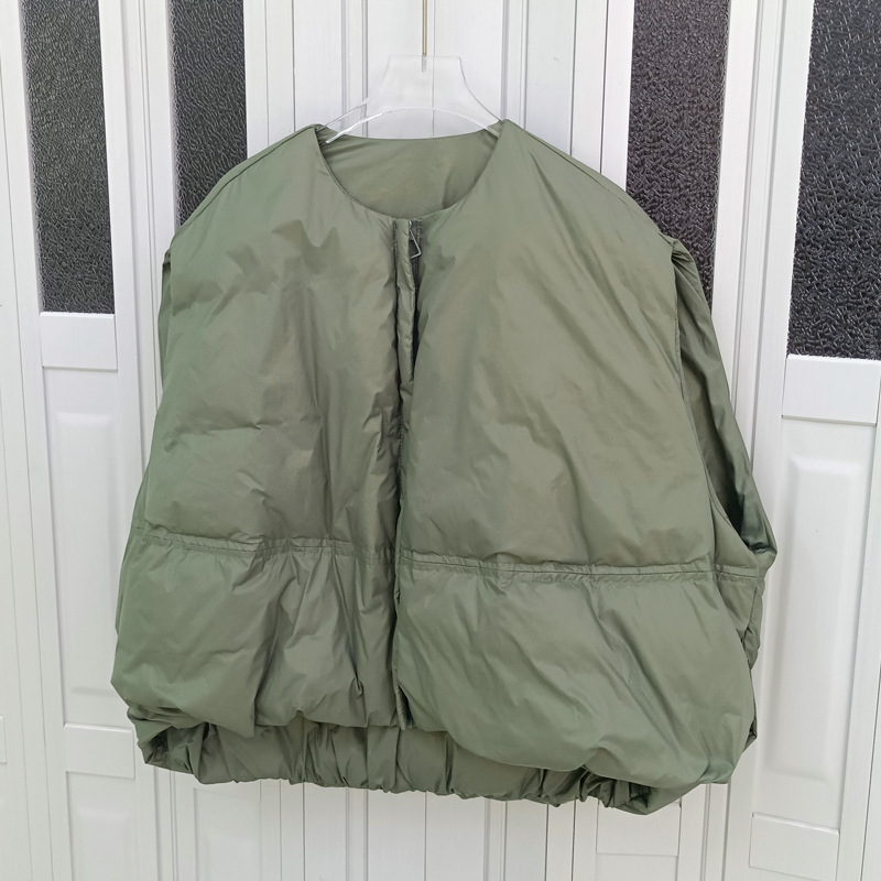 Sieviešu īsa dūnu veste ar neilona ārējo materiālu, balto pīļu dūnu pildījums, 50% dūnu, rāvējslēdzējs, apaļš kakls