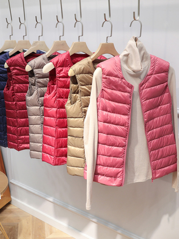 Vesta de damă din puf subțire, cu exterior din nylon, guler rotund și fermoar (umplutură: puf de rață alb; material: nylon; grosime: subțire; guler: rotund; închidere: fermoar)