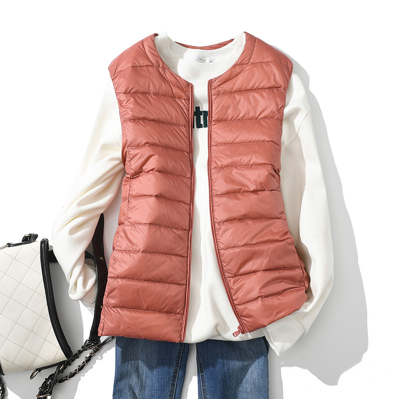 Vesta de damă din puf subțire, cu exterior din nylon, guler rotund și fermoar (umplutură: puf de rață alb; material: nylon; grosime: subțire; guler: rotund; închidere: fermoar)