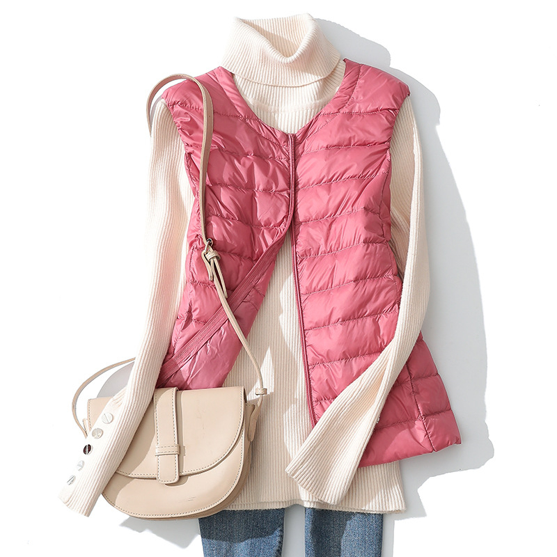 Vesta de damă din puf subțire, cu exterior din nylon, guler rotund și fermoar (umplutură: puf de rață alb; material: nylon; grosime: subțire; guler: rotund; închidere: fermoar)