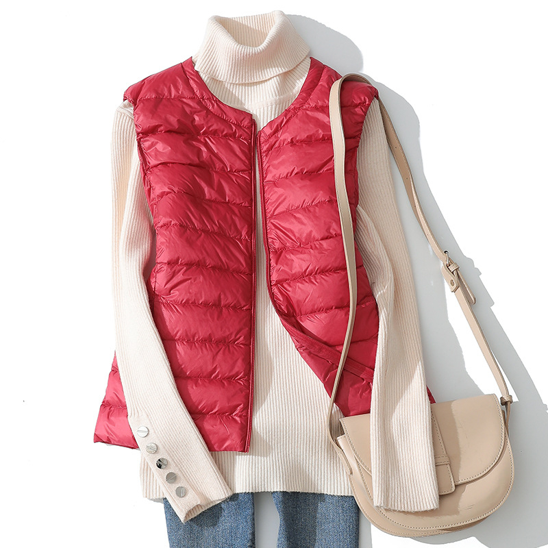 Vesta de damă din puf subțire, cu exterior din nylon, guler rotund și fermoar (umplutură: puf de rață alb; material: nylon; grosime: subțire; guler: rotund; închidere: fermoar)