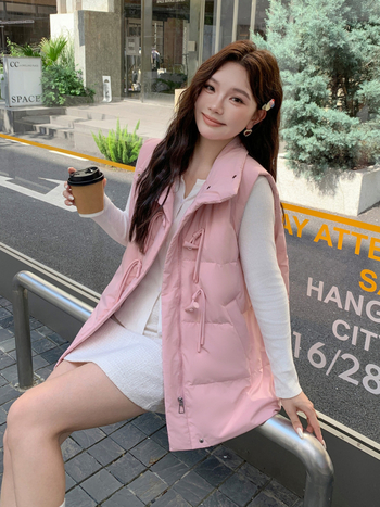 Sieviešu pūka veste ar baltā pīļu pūkas pildījumu, poliesteris, vidējā garuma, V-izgriezums, rāvējslēdzējs, literāri retro stils