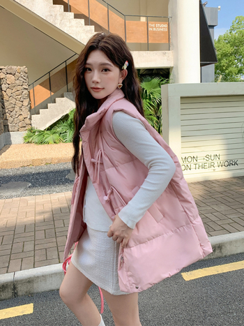 Sieviešu pūka veste ar baltā pīļu pūkas pildījumu, poliesteris, vidējā garuma, V-izgriezums, rāvējslēdzējs, literāri retro stils