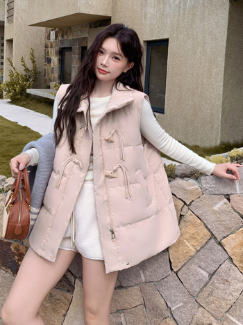 Sieviešu pūka veste ar baltā pīļu pūkas pildījumu, poliesteris, vidējā garuma, V-izgriezums, rāvējslēdzējs, literāri retro stils