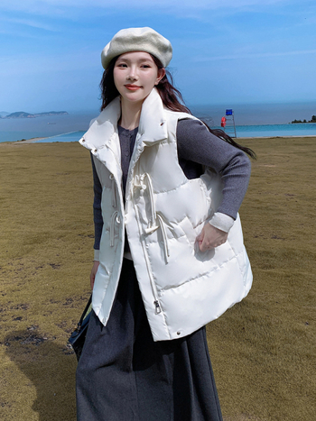 Sieviešu pūka veste ar baltā pīļu pūkas pildījumu, poliesteris, vidējā garuma, V-izgriezums, rāvējslēdzējs, literāri retro stils