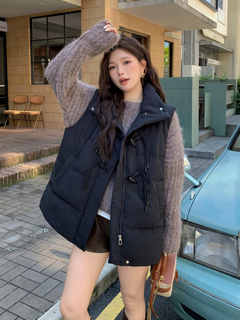 Sieviešu pūka veste ar baltā pīļu pūkas pildījumu, poliesteris, vidējā garuma, V-izgriezums, rāvējslēdzējs, literāri retro stils