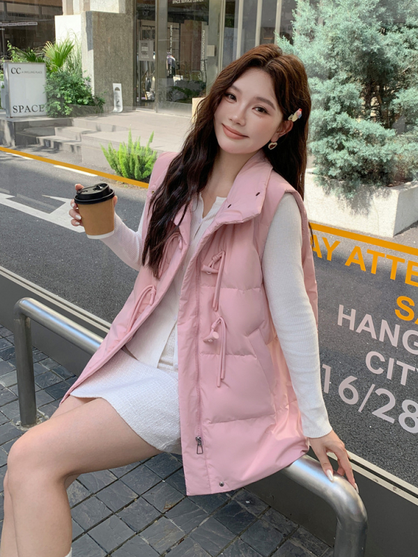 Sieviešu pūka veste ar baltā pīļu pūkas pildījumu, poliesteris, vidējā garuma, V-izgriezums, rāvējslēdzējs, literāri retro stils