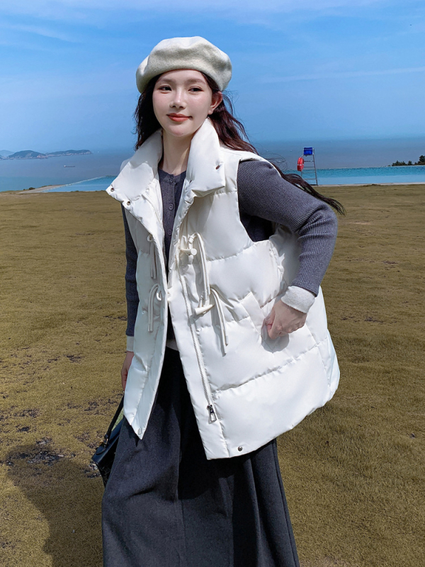 Sieviešu pūka veste ar baltā pīļu pūkas pildījumu, poliesteris, vidējā garuma, V-izgriezums, rāvējslēdzējs, literāri retro stils