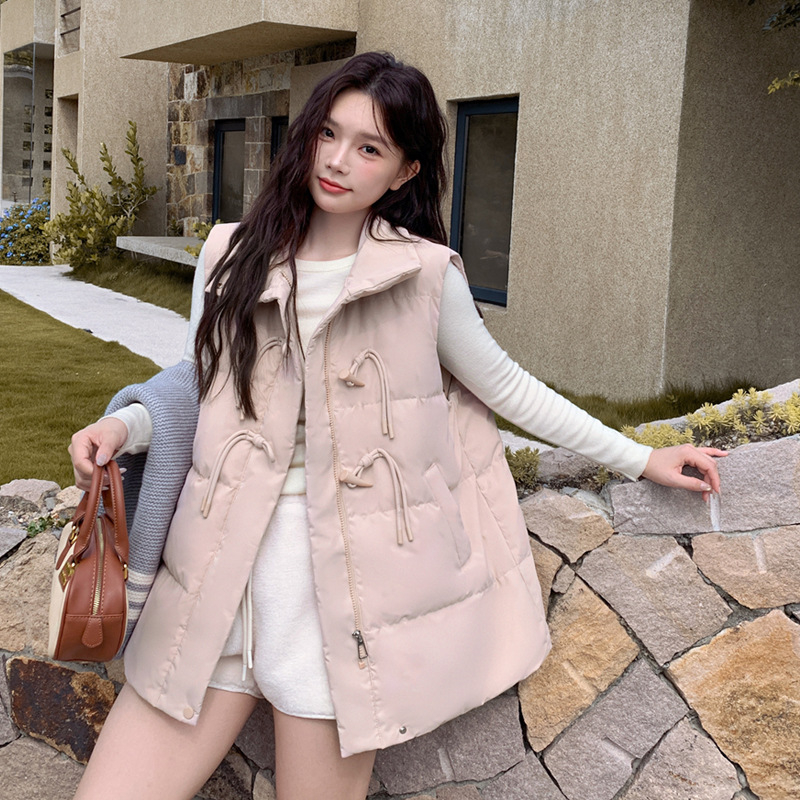 Sieviešu pūka veste ar baltā pīļu pūkas pildījumu, poliesteris, vidējā garuma, V-izgriezums, rāvējslēdzējs, literāri retro stils