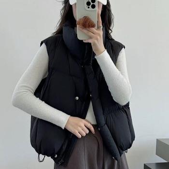 Ženski down vest – bez rukava, prednji zip, punjenje od patkinog perja, 50–55% perja, poliester materijal
