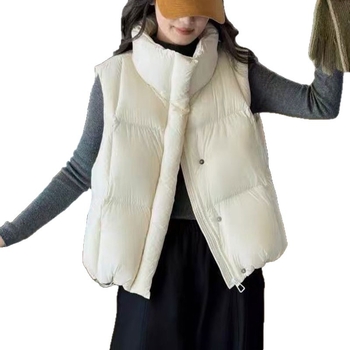 Ženski down vest – bez rukava, prednji zip, punjenje od patkinog perja, 50–55% perja, poliester materijal