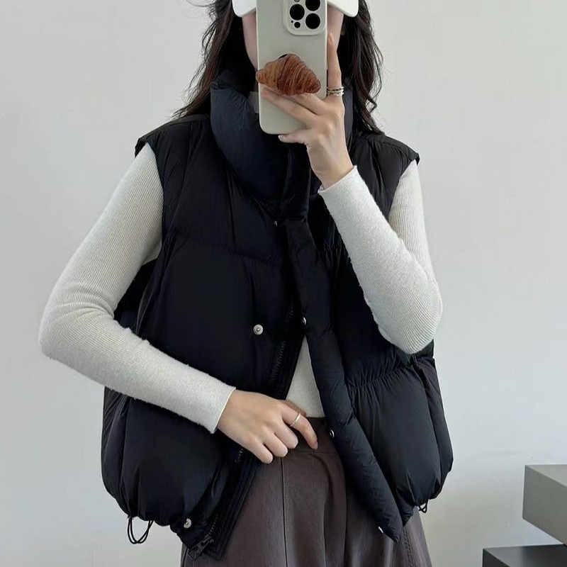 Ženski down vest – bez rukava, prednji zip, punjenje od patkinog perja, 50–55% perja, poliester materijal